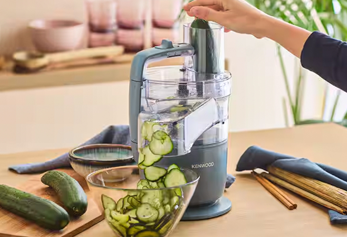 Παρουσίαζει το πολυμίξερ να κόβει διάφορα λαχανικά απευθείας σε ένα πιάτο